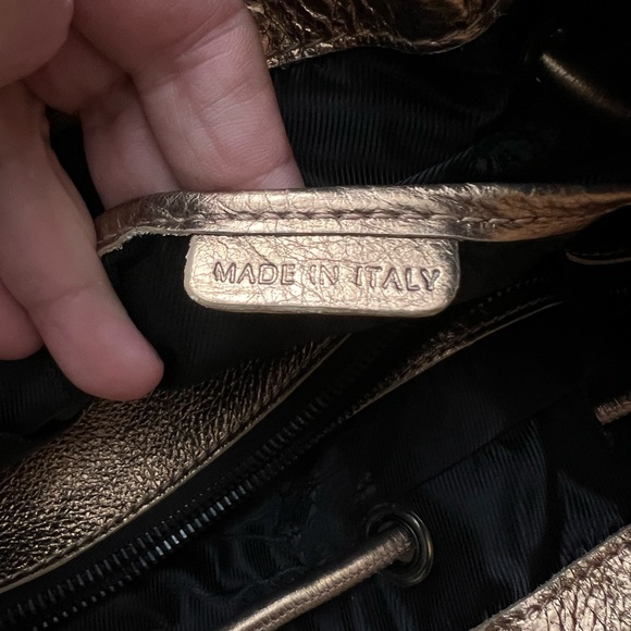 Authentic Burberry Gold Bag size large - Picture 6 of 8
